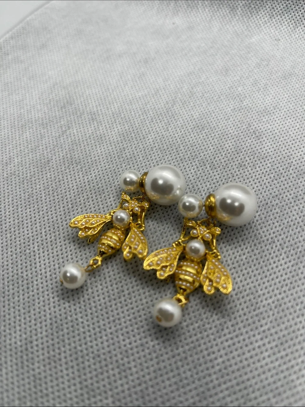 Fashion bee earrings